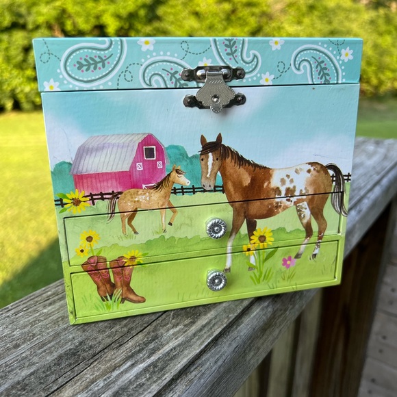 Jewel keeper girl musical storage box. - Picture 2 of 11